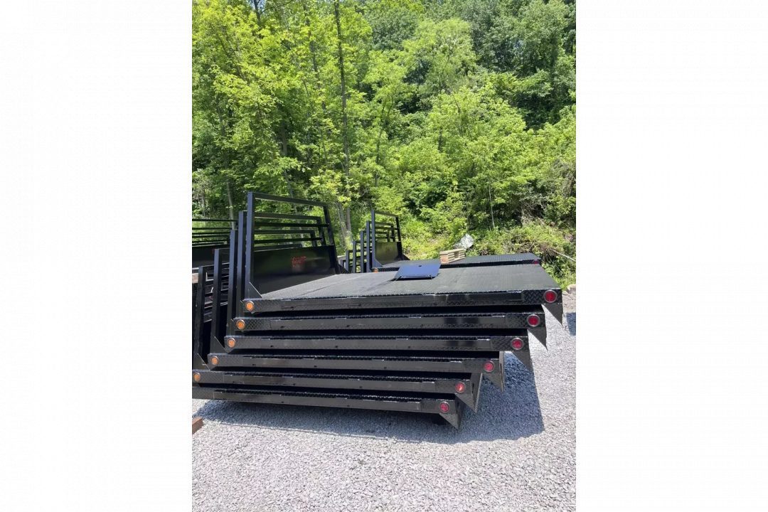 New Cadet Truck Bodies Bronco SRW Longbed Flatbed WITH GOOSENECK TRAP DOOR