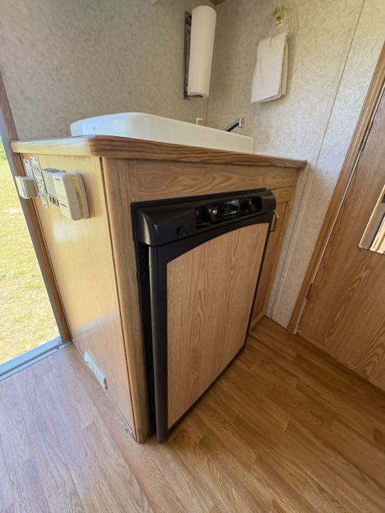 Used 2004 Hawk 3 Horse Slant Load Living Quarters