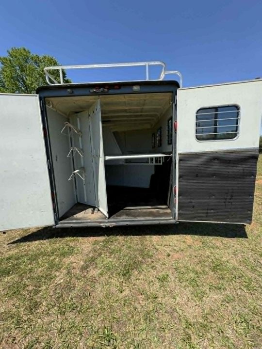 Used 2004 Hawk 3 Horse Slant Load Living Quarters