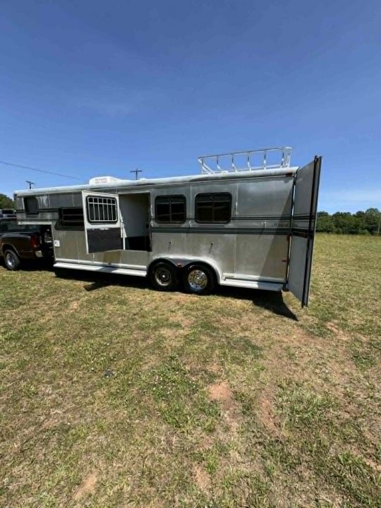 Used 2004 Hawk 3 Horse Slant Load Living Quarters