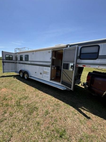 Used 2004 Hawk 3 Horse Slant Load Living Quarters