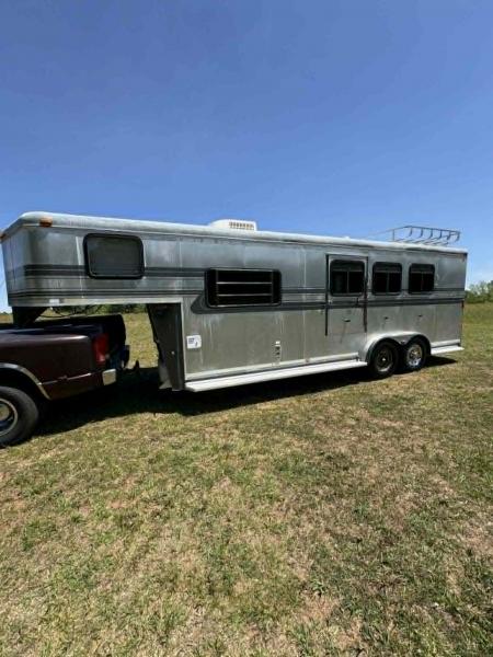 Used 2004 Hawk 3 Horse Slant Load Living Quarters