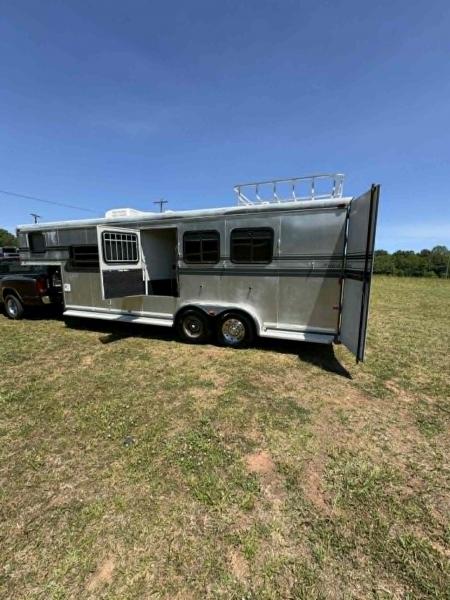 Used 2004 Hawk 3 Horse Slant Load Living Quarters