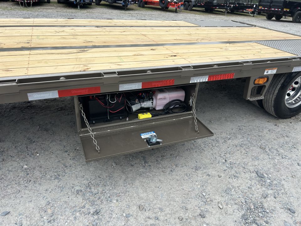 New 2026 Diamond C FMAX210 Hydraulic Dovetail Gooseneck Trailer, 30ft Length (18ft Deck+12ft Dove) #17,480 Payload