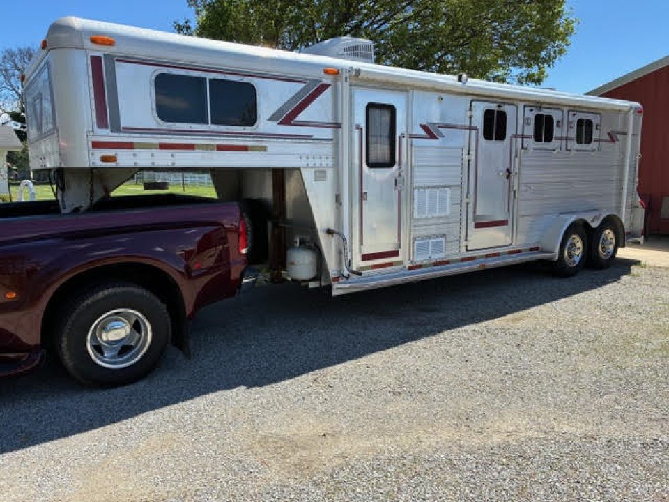 Used 1992 4-Star Trailers 3 Horse Slant Weekender
