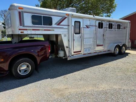 Used 1992 4-Star Trailers 3 Horse Slant Weekender