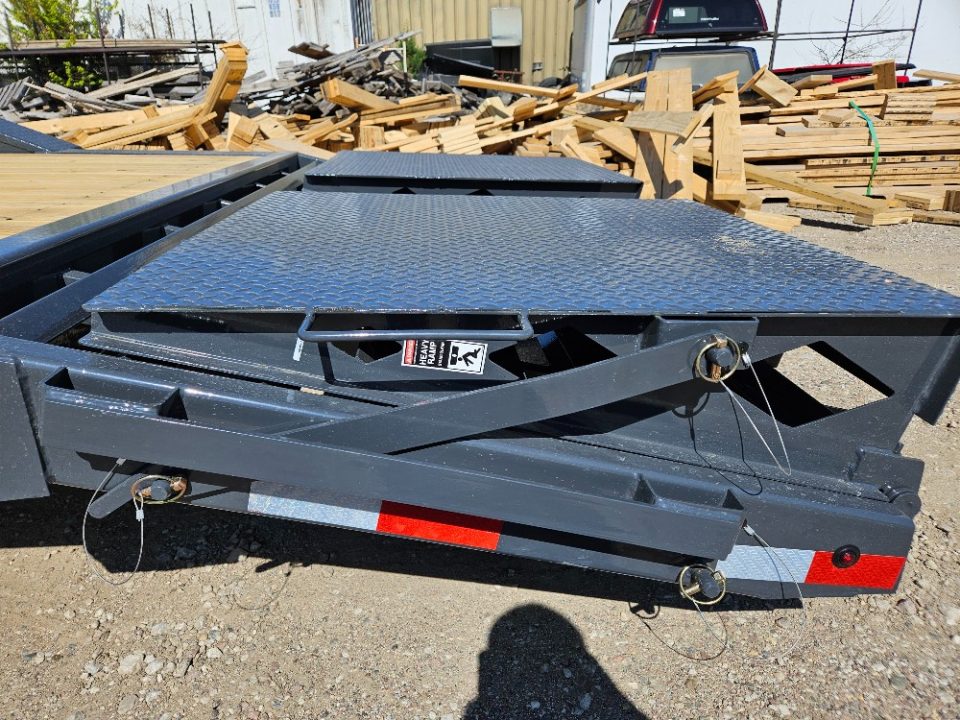 New 2026 Lamar Trailers 102"x32 GOOSENECK Car Hauler