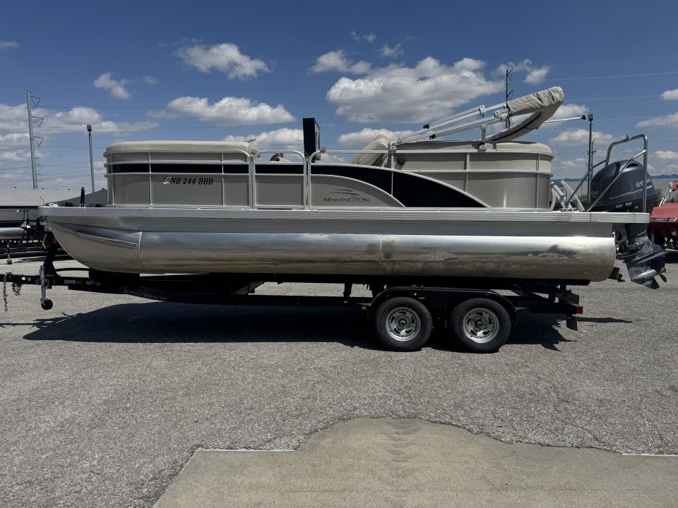 Used 2015 Bennington 22' SXSR Tri-toon Boat