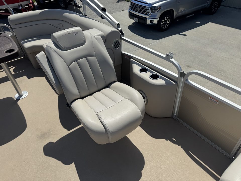 Used 2015 Bennington 22' SXSR Tri-toon Boat