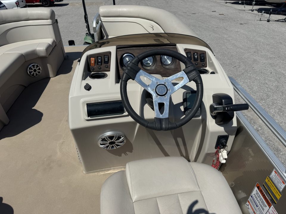 Used 2015 Bennington 22' SXSR Tri-toon Boat