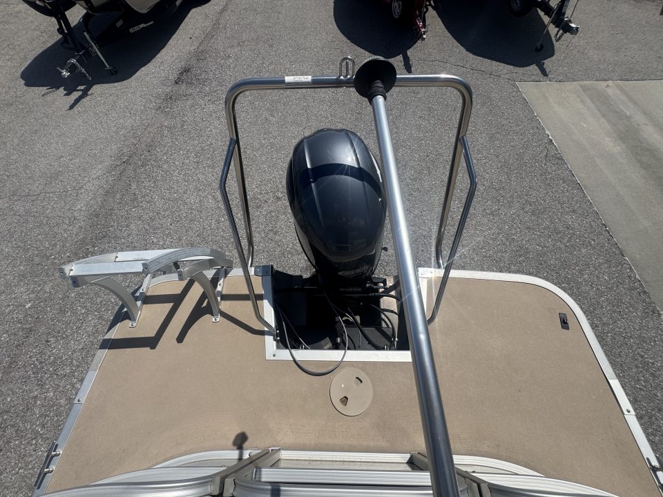 Used 2015 Bennington 22' SXSR Tri-toon Boat