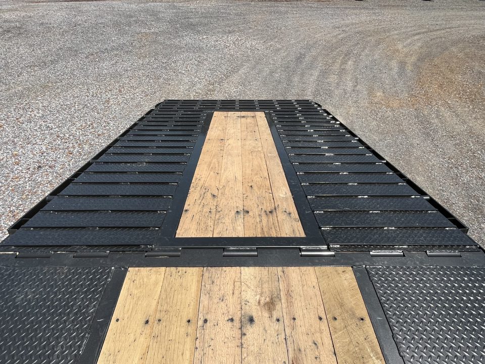 New 2027 MAXXD Hydraulic Dovetail Gooseneck Trailer | 34' x 102' 30K GVWR