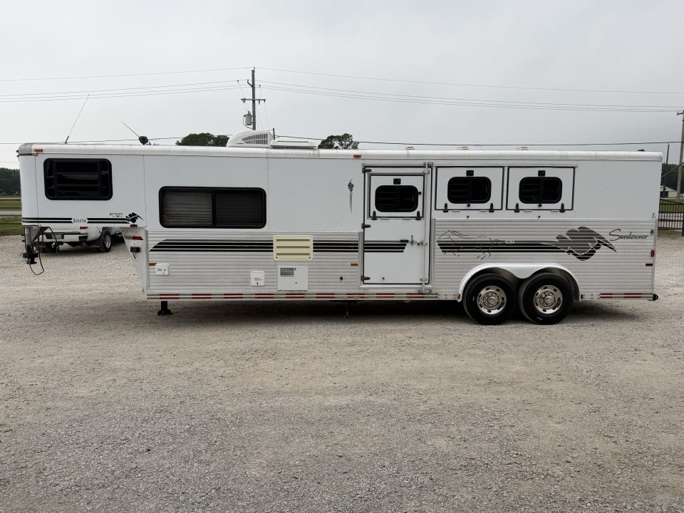 Used 1999 Sundowner 3 Horse Gooseneck Living Quarters