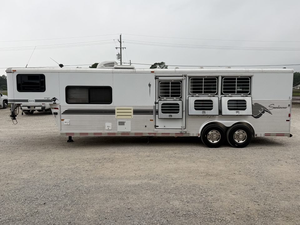Used 1999 Sundowner 3 Horse Gooseneck Living Quarters
