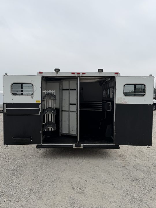 Used 1999 Sundowner 3 Horse Gooseneck Living Quarters