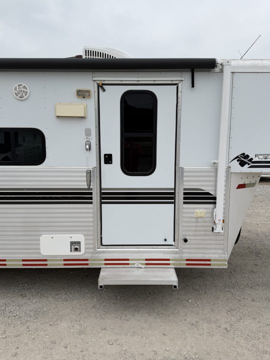 Used 1999 Sundowner 3 Horse Gooseneck Living Quarters