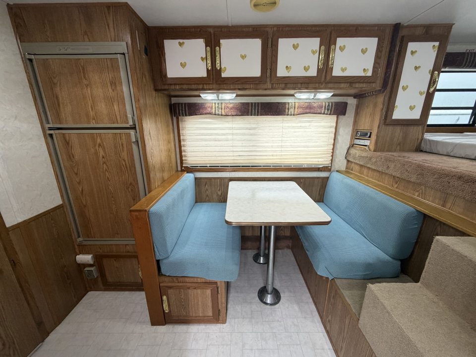 Used 1999 Sundowner 3 Horse Gooseneck Living Quarters