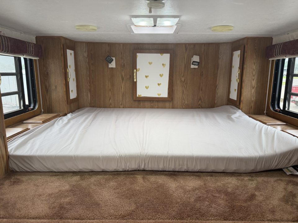 Used 1999 Sundowner 3 Horse Gooseneck Living Quarters