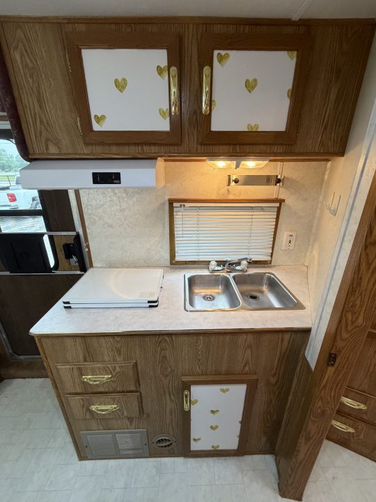 Used 1999 Sundowner 3 Horse Gooseneck Living Quarters