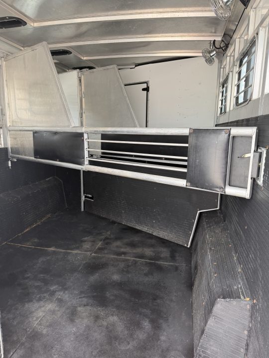 Used 1999 Sundowner 3 Horse Gooseneck Living Quarters