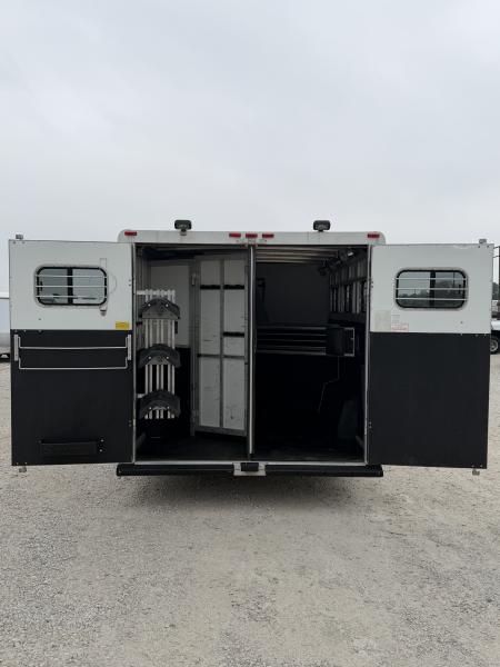Used 1999 Sundowner 3 Horse Gooseneck Living Quarters