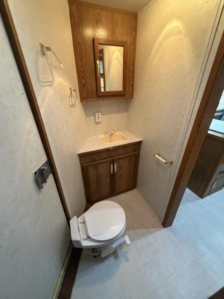 Used 1999 Sundowner 3 Horse Gooseneck Living Quarters