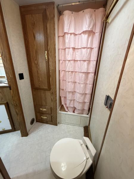 Used 1999 Sundowner 3 Horse Gooseneck Living Quarters