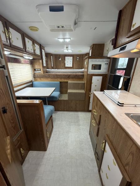 Used 1999 Sundowner 3 Horse Gooseneck Living Quarters