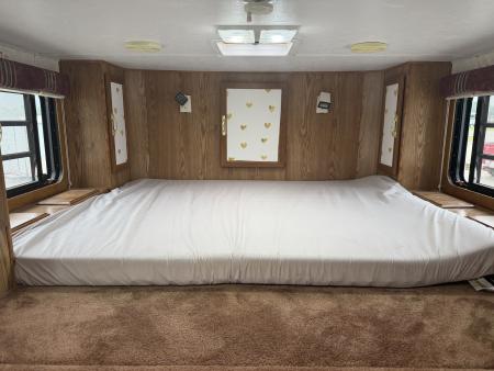 Used 1999 Sundowner 3 Horse Gooseneck Living Quarters