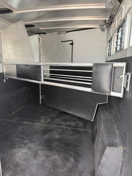 Used 1999 Sundowner 3 Horse Gooseneck Living Quarters