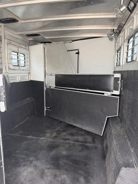 Used 1999 Sundowner 3 Horse Gooseneck Living Quarters