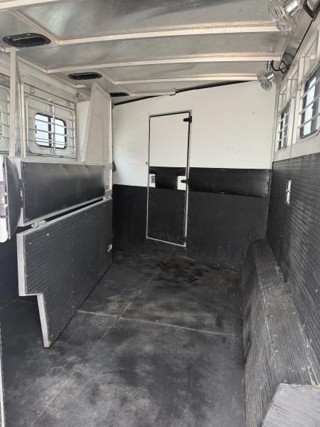 Used 1999 Sundowner 3 Horse Gooseneck Living Quarters