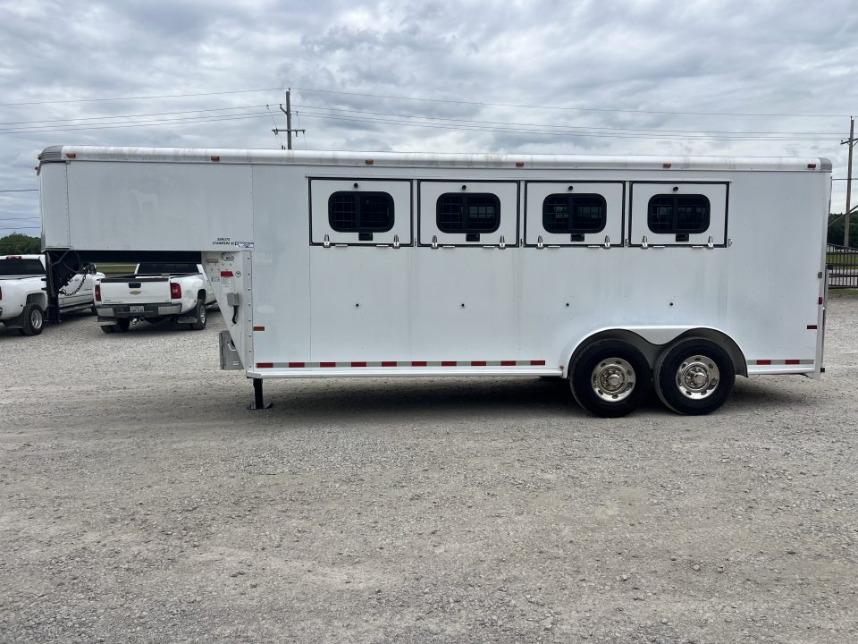 Used 2005 Sundowner 4 horse slant gooseneck