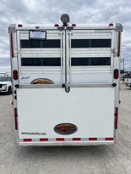 Used 2005 Sundowner 4 horse slant gooseneck