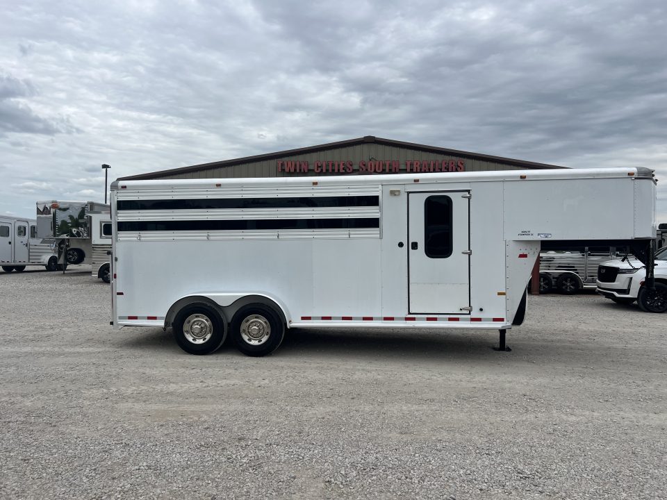 Used 2005 Sundowner 4 horse slant gooseneck