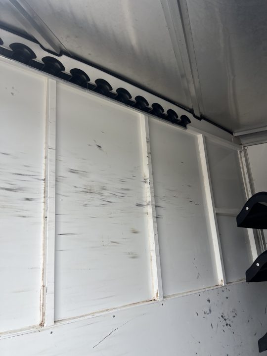 Used 2005 Sundowner 4 horse slant gooseneck