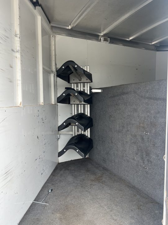 Used 2005 Sundowner 4 horse slant gooseneck