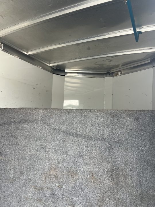 Used 2005 Sundowner 4 horse slant gooseneck