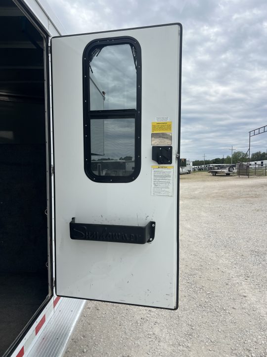 Used 2005 Sundowner 4 horse slant gooseneck