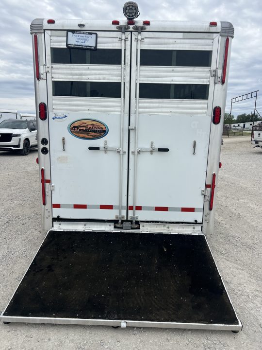 Used 2005 Sundowner 4 horse slant gooseneck