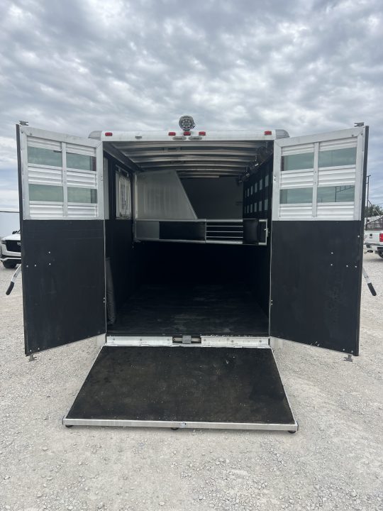 Used 2005 Sundowner 4 horse slant gooseneck