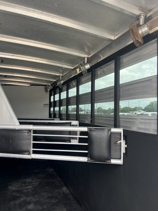 Used 2005 Sundowner 4 horse slant gooseneck