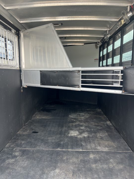 Used 2005 Sundowner 4 horse slant gooseneck