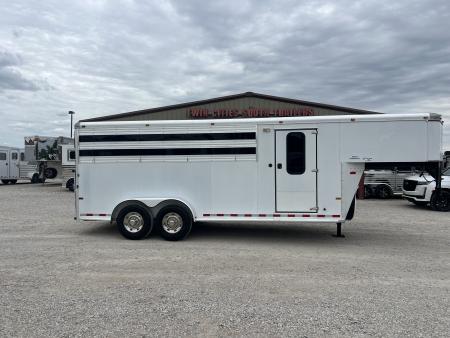 Used 2005 Sundowner 4 horse slant gooseneck