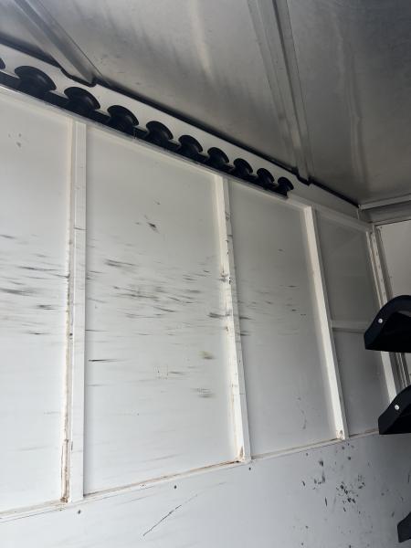 Used 2005 Sundowner 4 horse slant gooseneck
