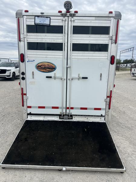Used 2005 Sundowner 4 horse slant gooseneck