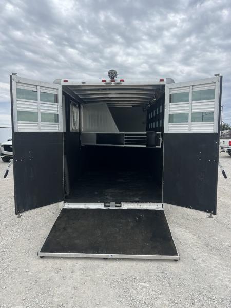 Used 2005 Sundowner 4 horse slant gooseneck