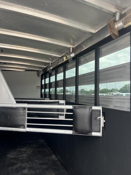 Used 2005 Sundowner 4 horse slant gooseneck