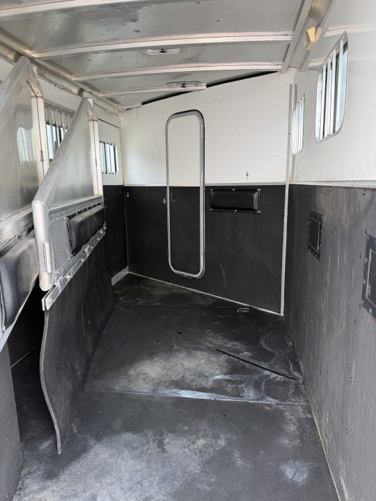 Used 2007 Exiss 3 horse with 7' Living Quarter