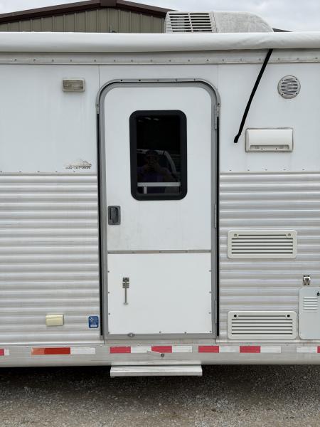 Used 2007 Exiss 3 horse with 7' Living Quarter